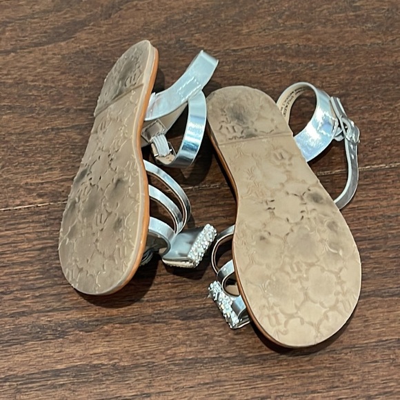 Nanette Lepore Girls Silver Sandals Size 13 - Picture 4 of 4
